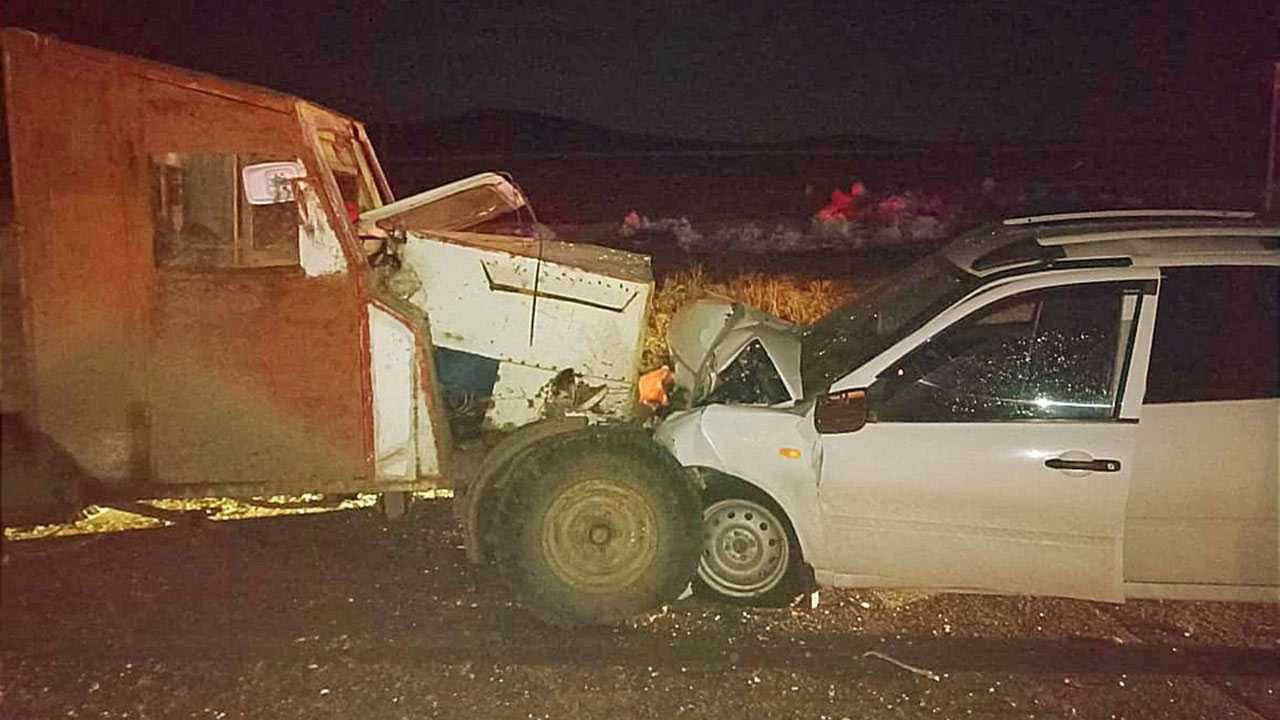 В Башкирии пьяный тракторист устроил аварию с легковым авто