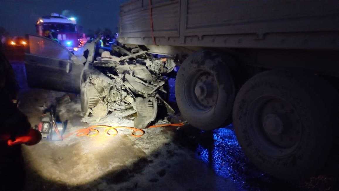 В Башкирии врезавшись в фуру погиб водитель Mazda 6