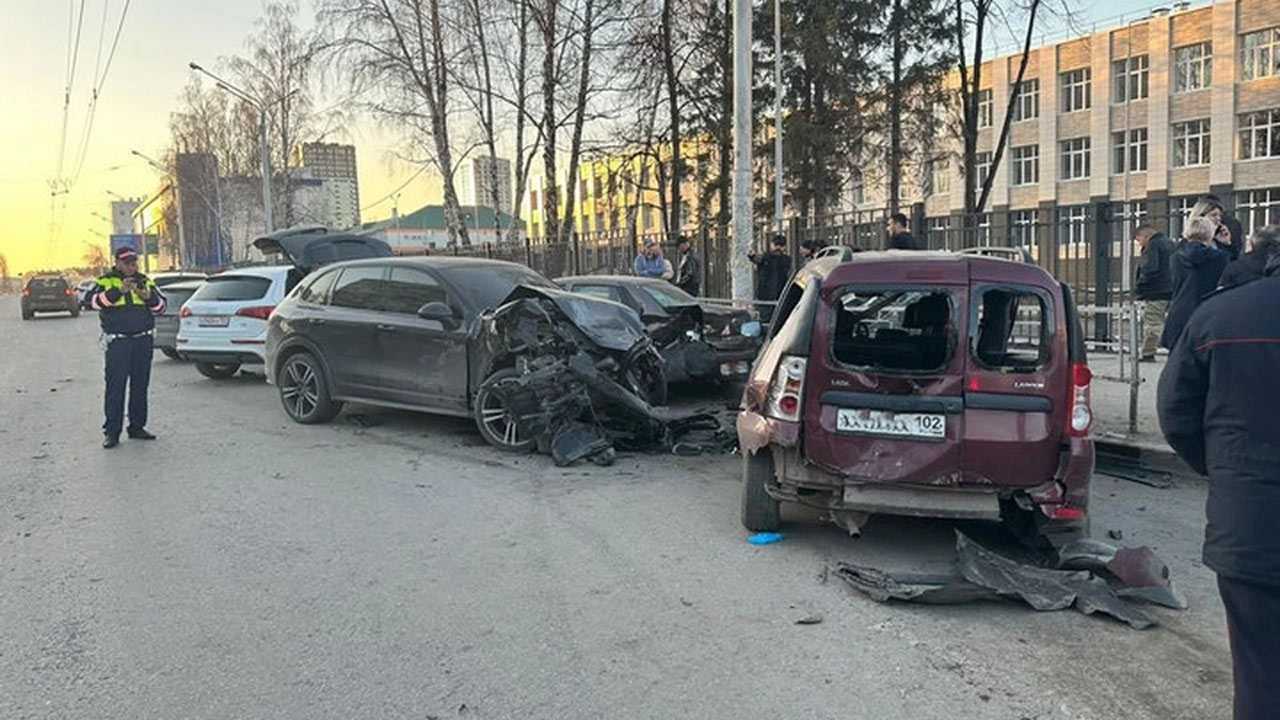 В Уфе водитель Ларгуса, устроивший жуткую аварию с участием 5 автомобилей, попал в больницу