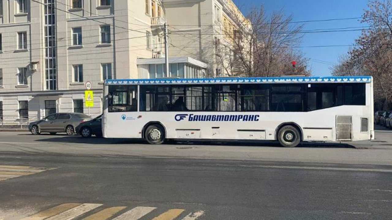 В центре Уфы в аварию попал автобус с пассажирами
