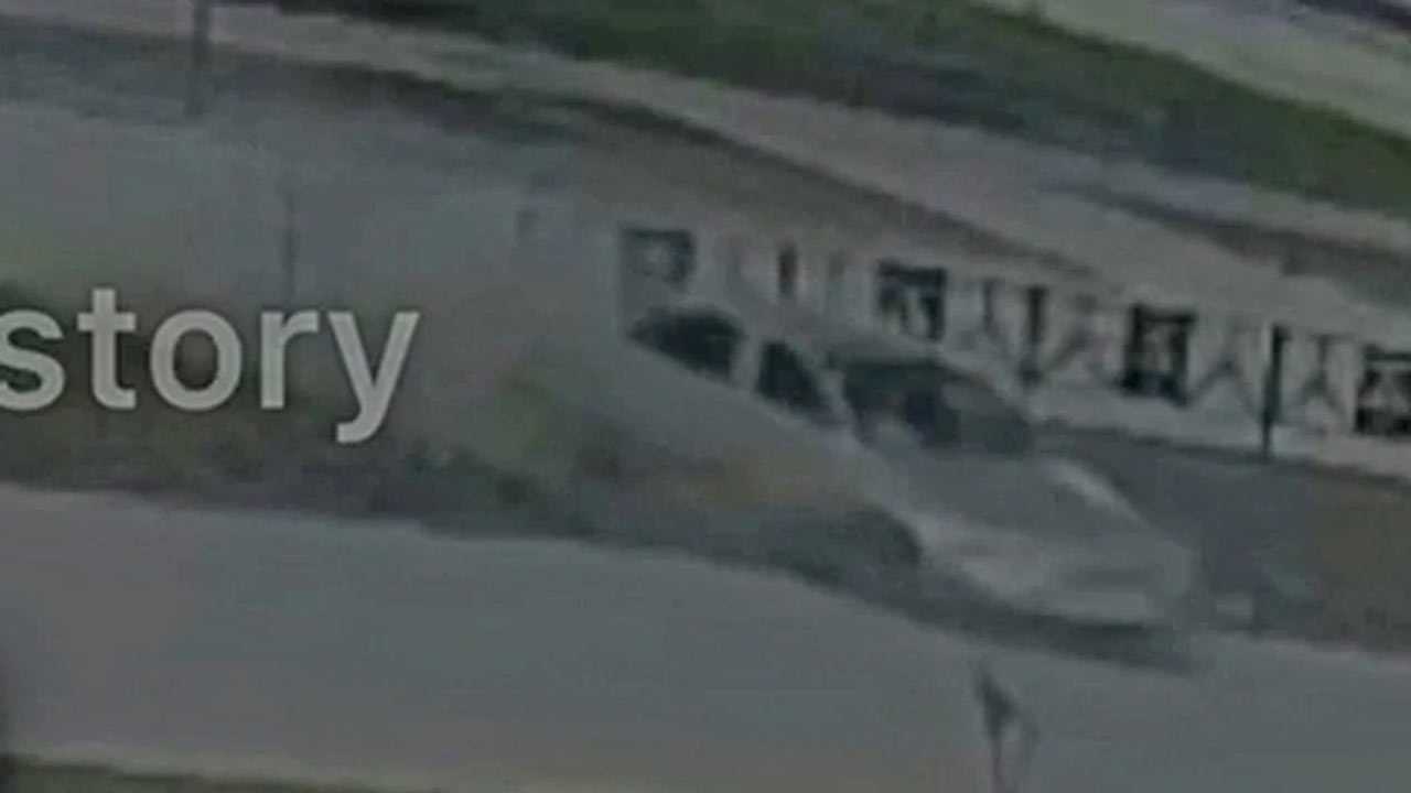 В Башкирии водитель на скорости снес ограждение и вылетел на тротуар