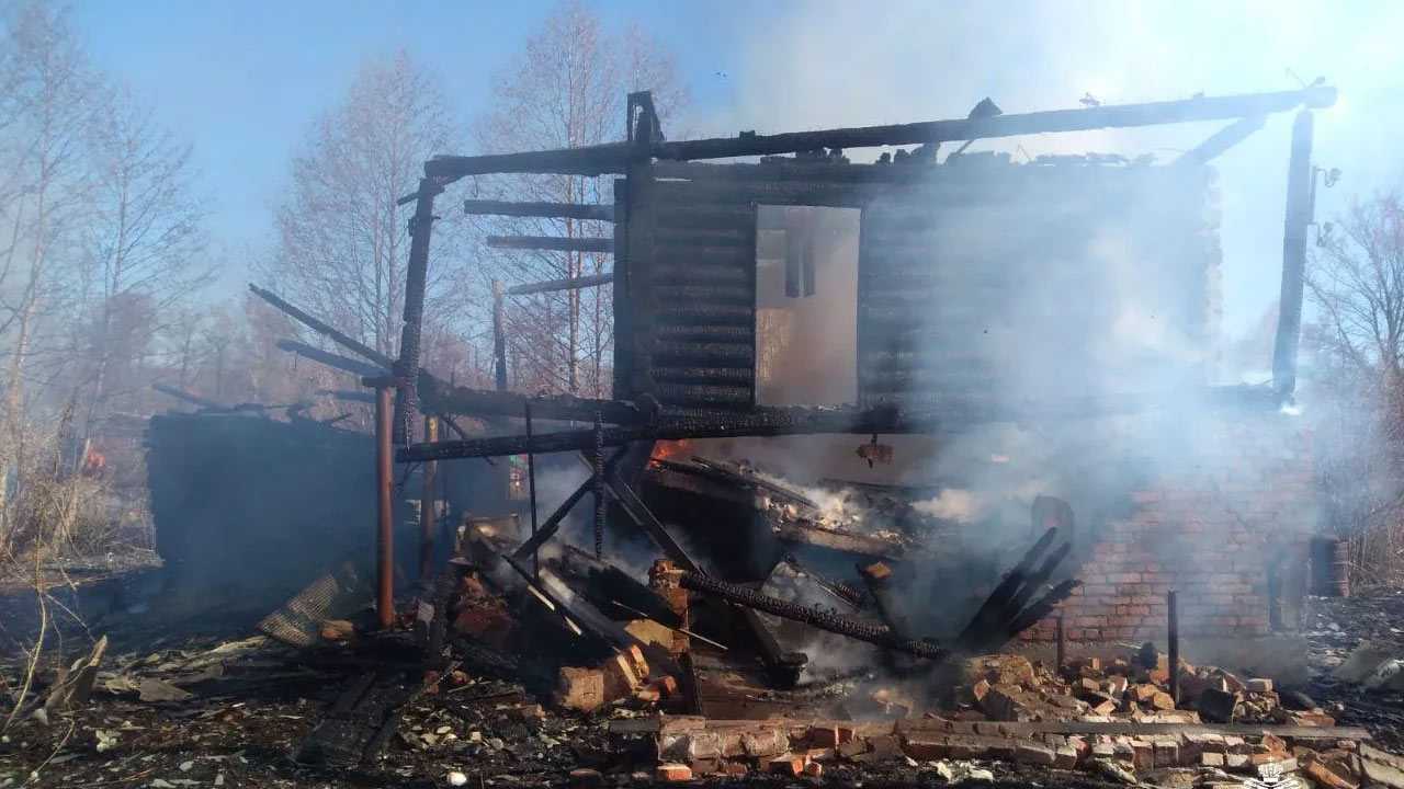 В Башкирии сгорели 2 садовых дома и 3 бани: пострадал мужчина