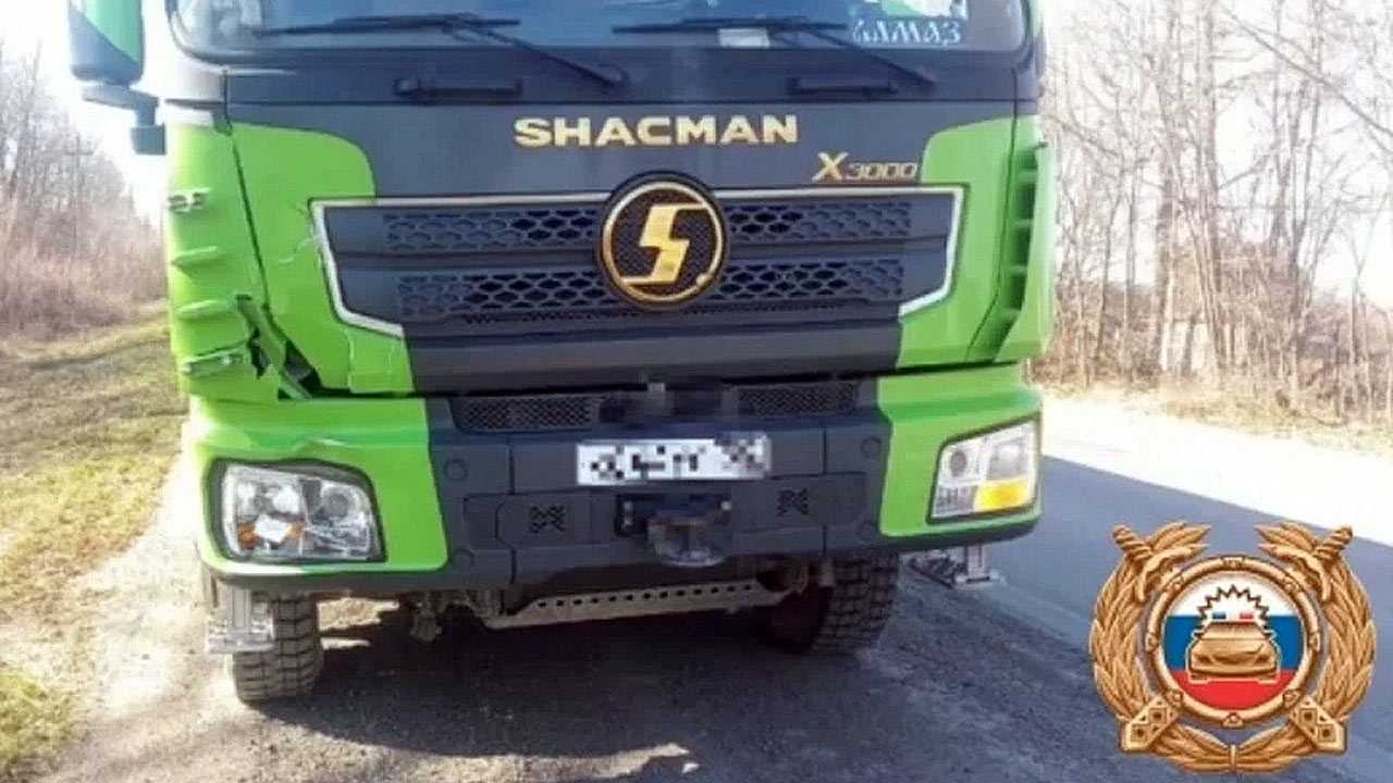 Под Уфой погибла 58-летняя женщина попав под колеса грузовика Shacman