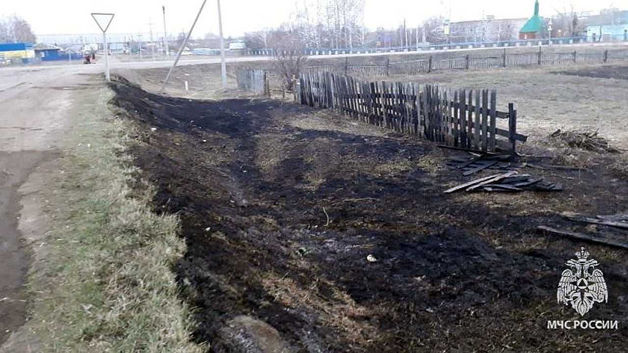 В Башкирии пожилая женщина пытаясь потушить загоревшуюся траву получила ожоги 85% тела