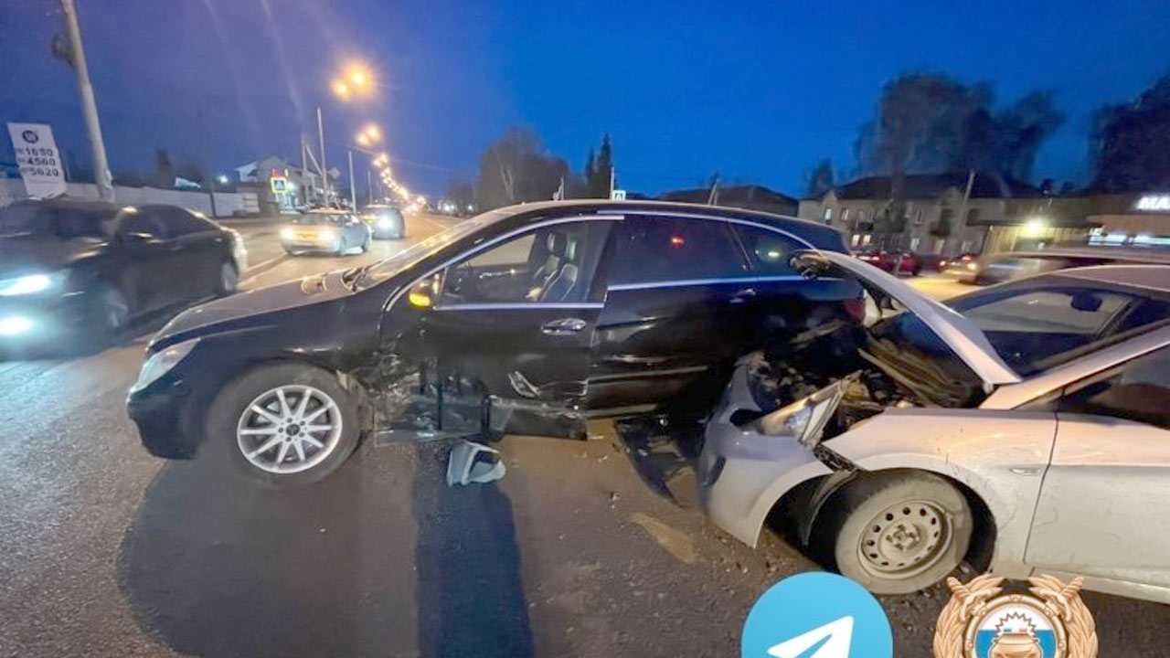 В Уфе в ДТП с участием Mercedes-Benz пострадала женщина