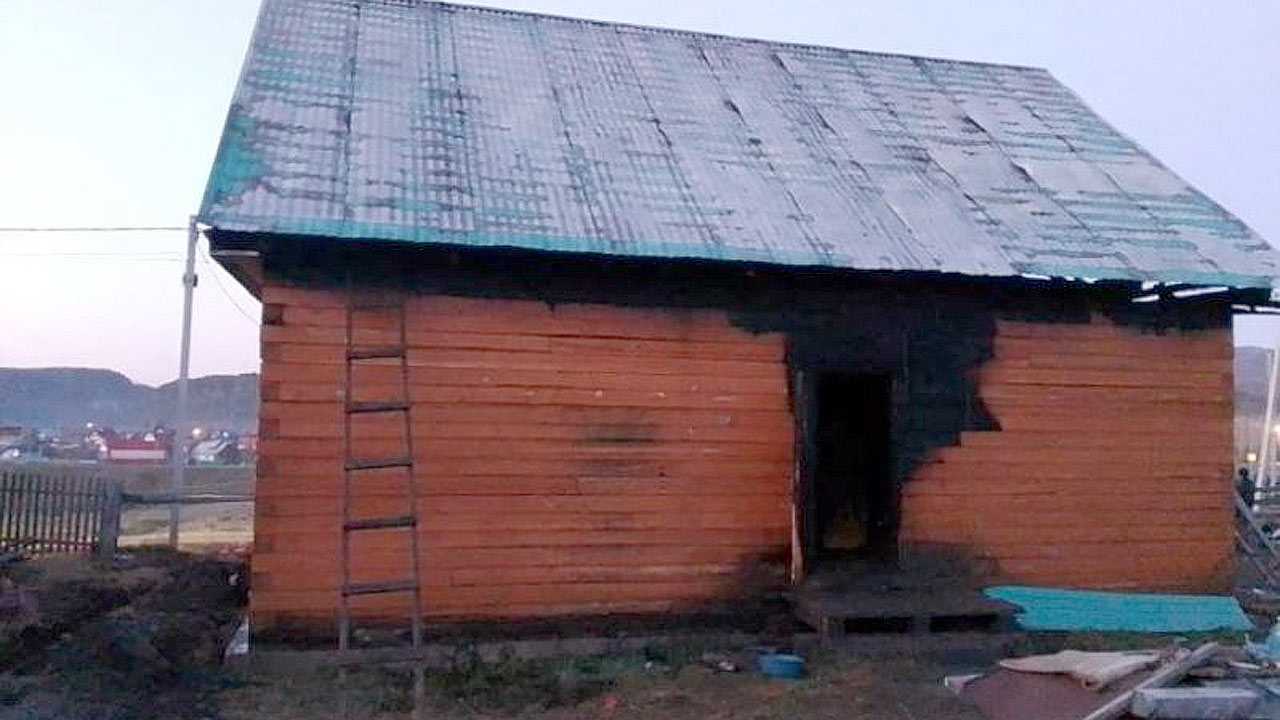 В Башкирии загорелся дом многодетной семьи