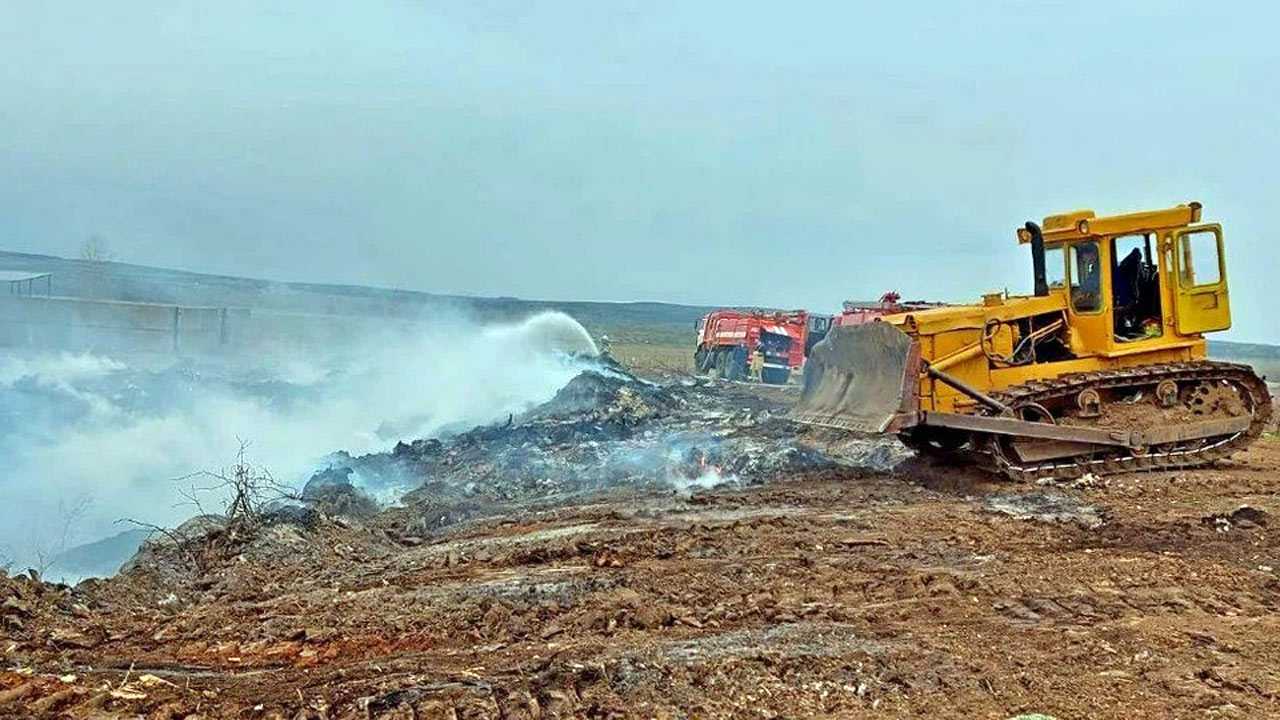 В Башкирии возник пожар на несанкционированной свалке