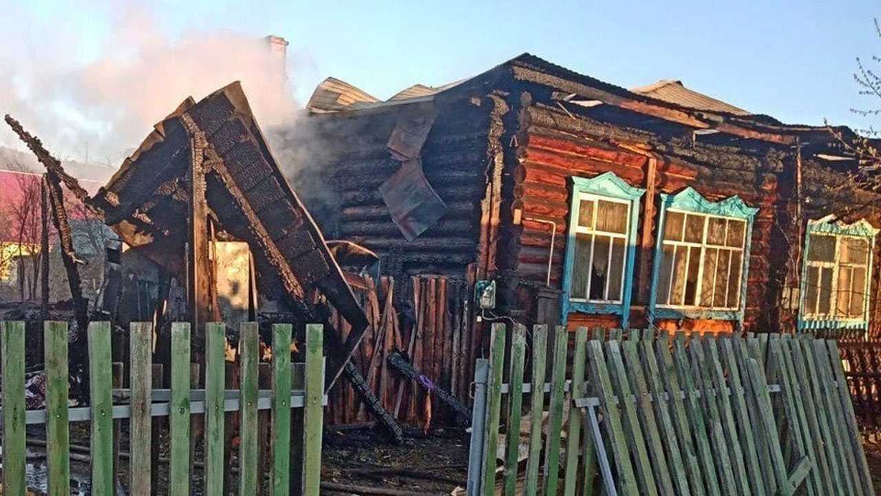 В Башкирии загорелись сразу два дома, погиб мужчина