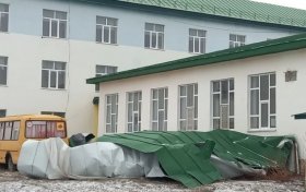 Сильный ветер сорвал крышу со здания лицея-интерната в Башкирии (ВИДЕО)