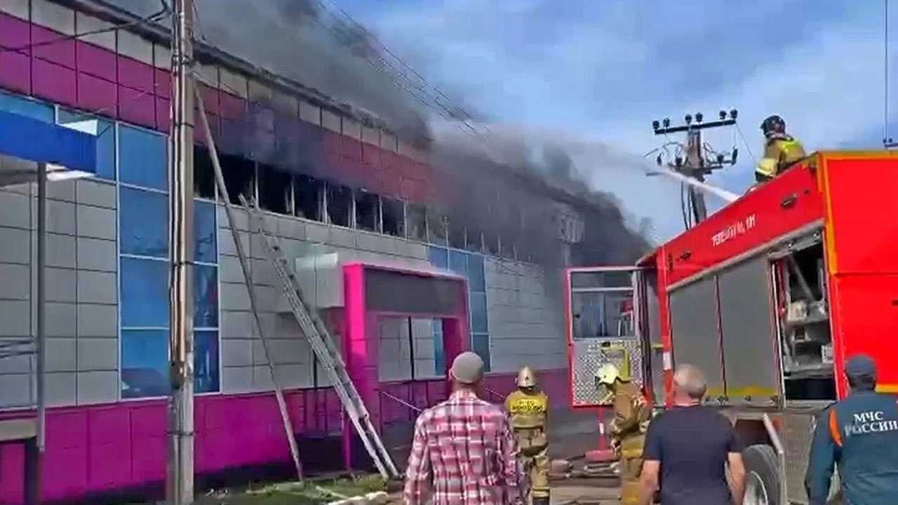 В крупном мебельном магазине Башкирии возник пожар