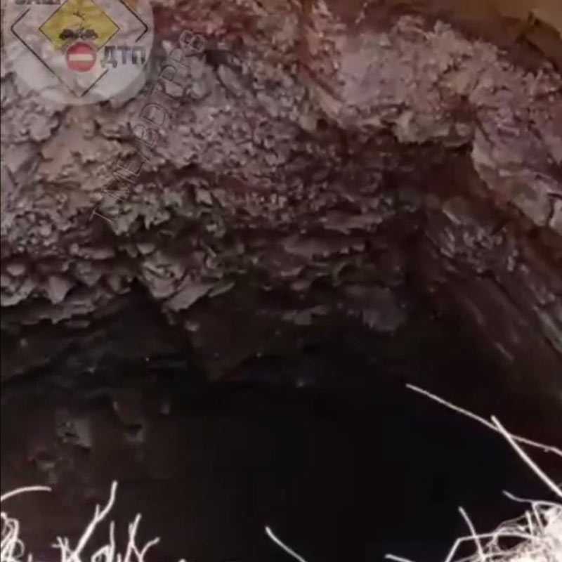В Башкирии образовалась огромная яма из-за обрушения грунта
