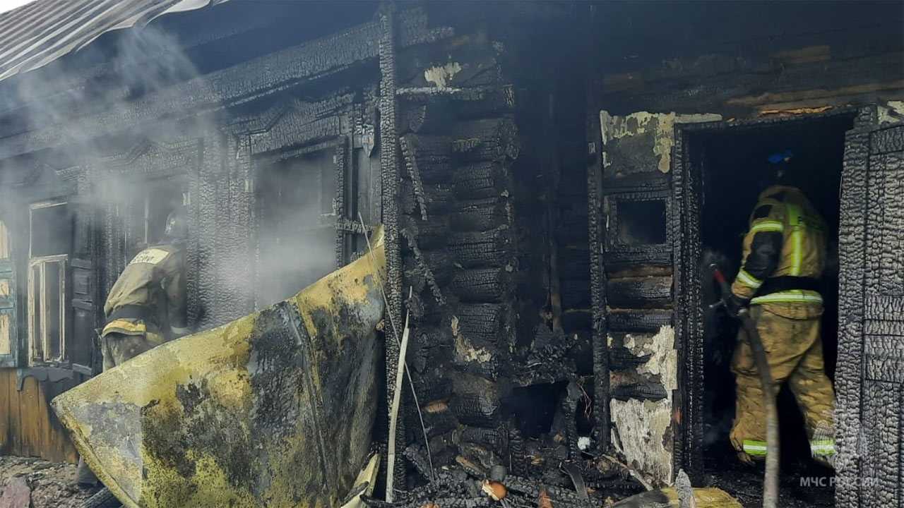 В Башкирии при пожаре в доме погибли два человека