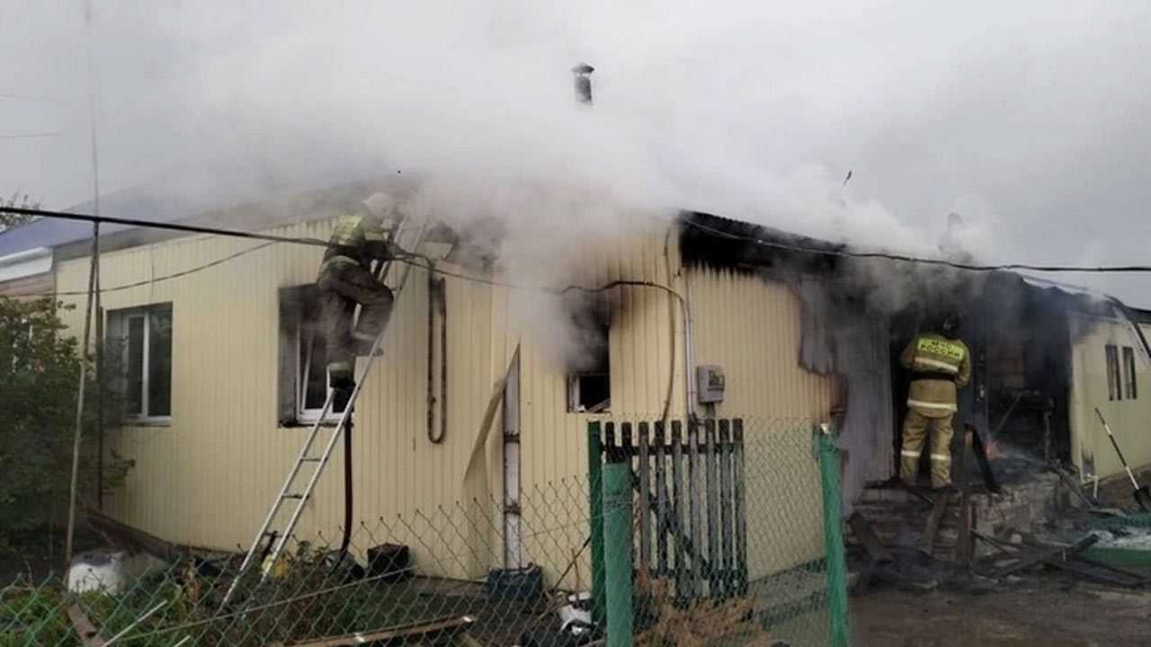 В Башкирии из загоревшегося дома спасли двух женщин без сознания