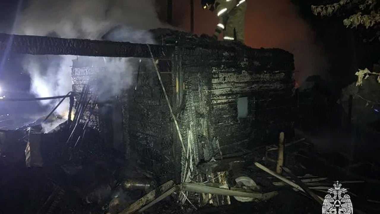 В Башкирии за один вечер сгорели 3 бани и жилой дом