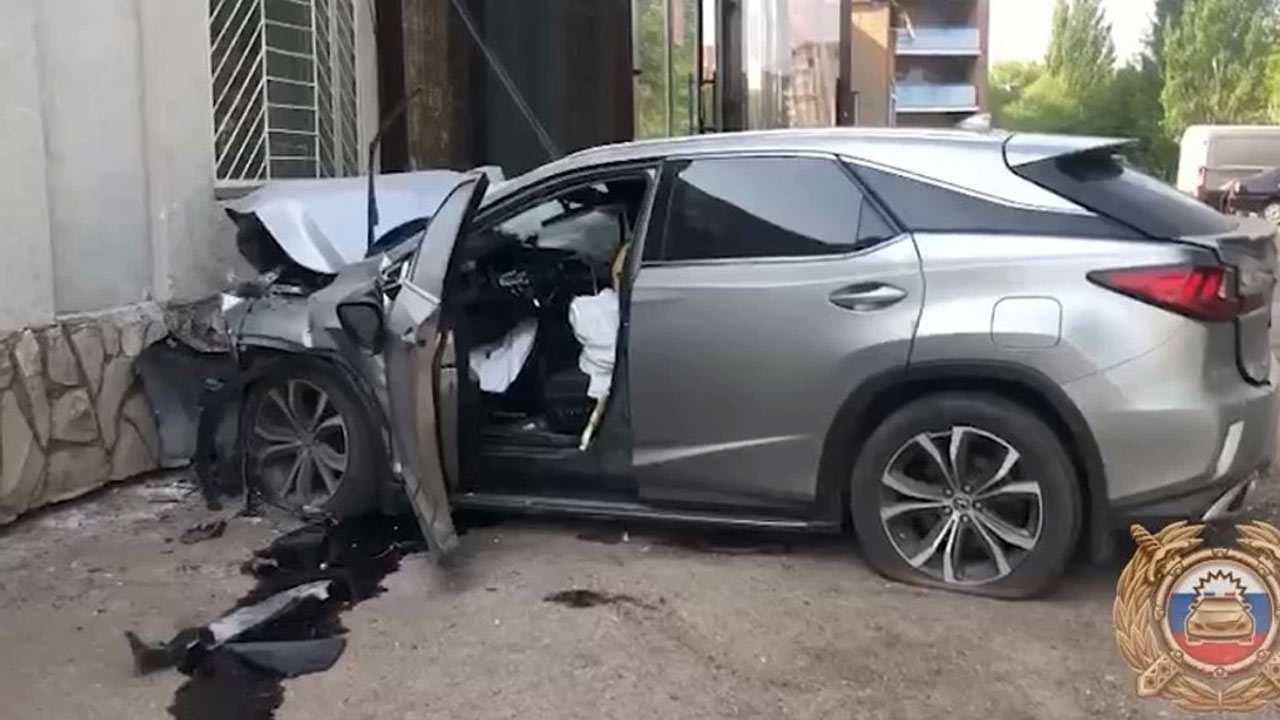 Трагическое ДТП в Стерлитамаке: Лексус врезался в жилой дом, погиб водитель