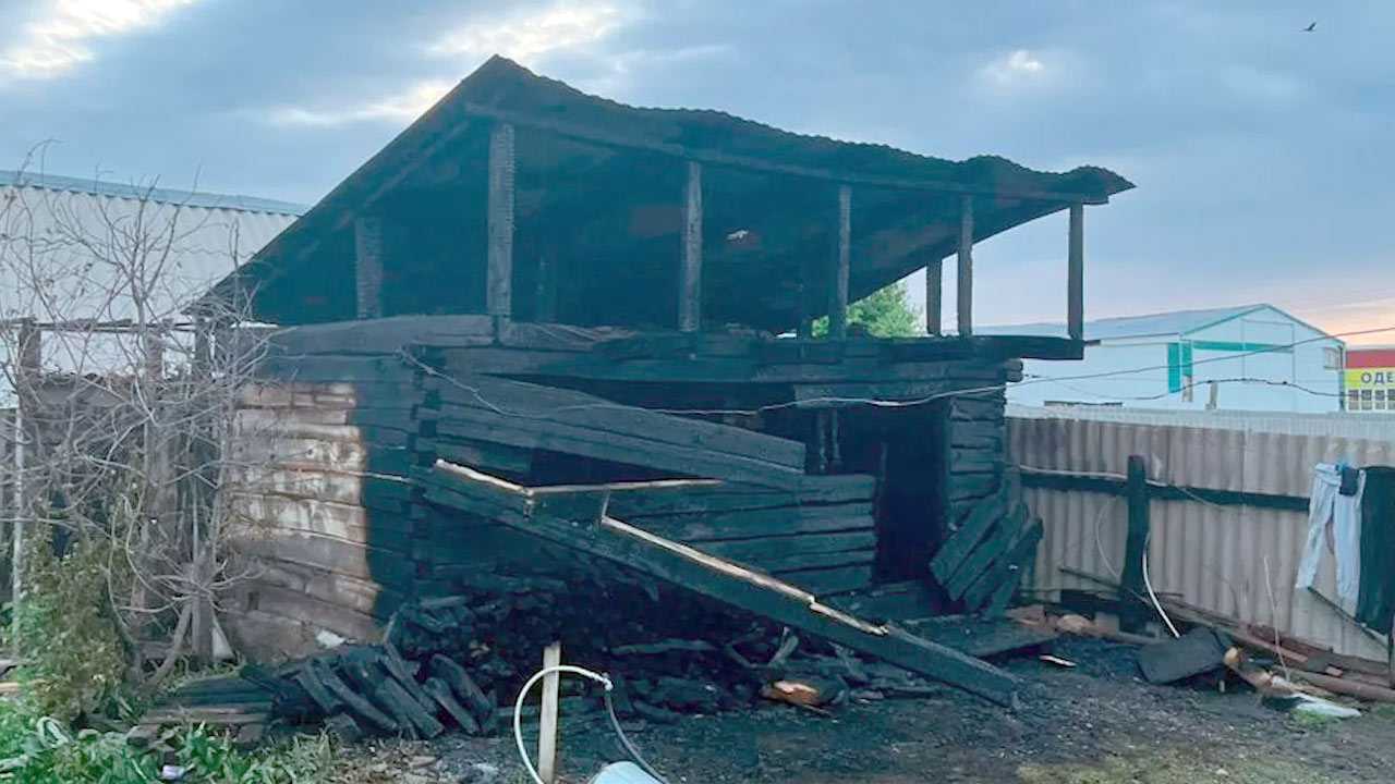 В Башкирии загорелась баня, пострадала женщина