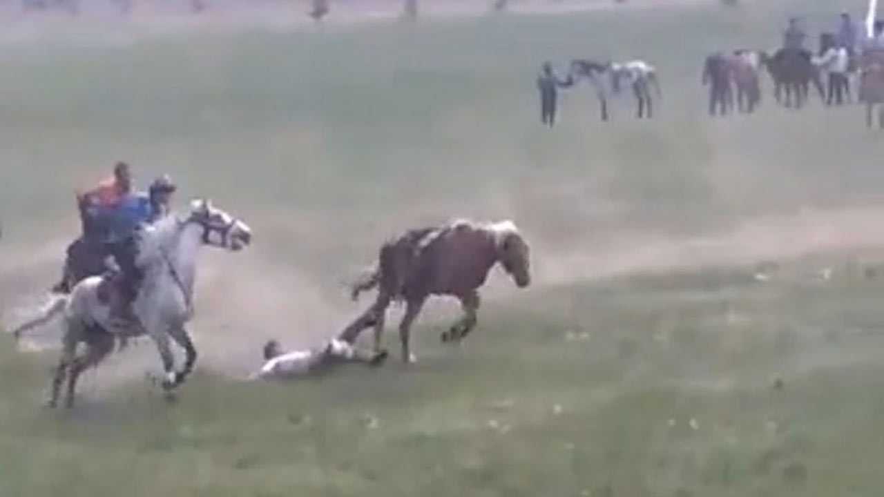В Башкирии на сабантуе лошадь сбросила и затоптала всадника