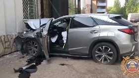 Трагическое ДТП в Стерлитамаке: Лексус врезался в жилой дом, погиб водитель