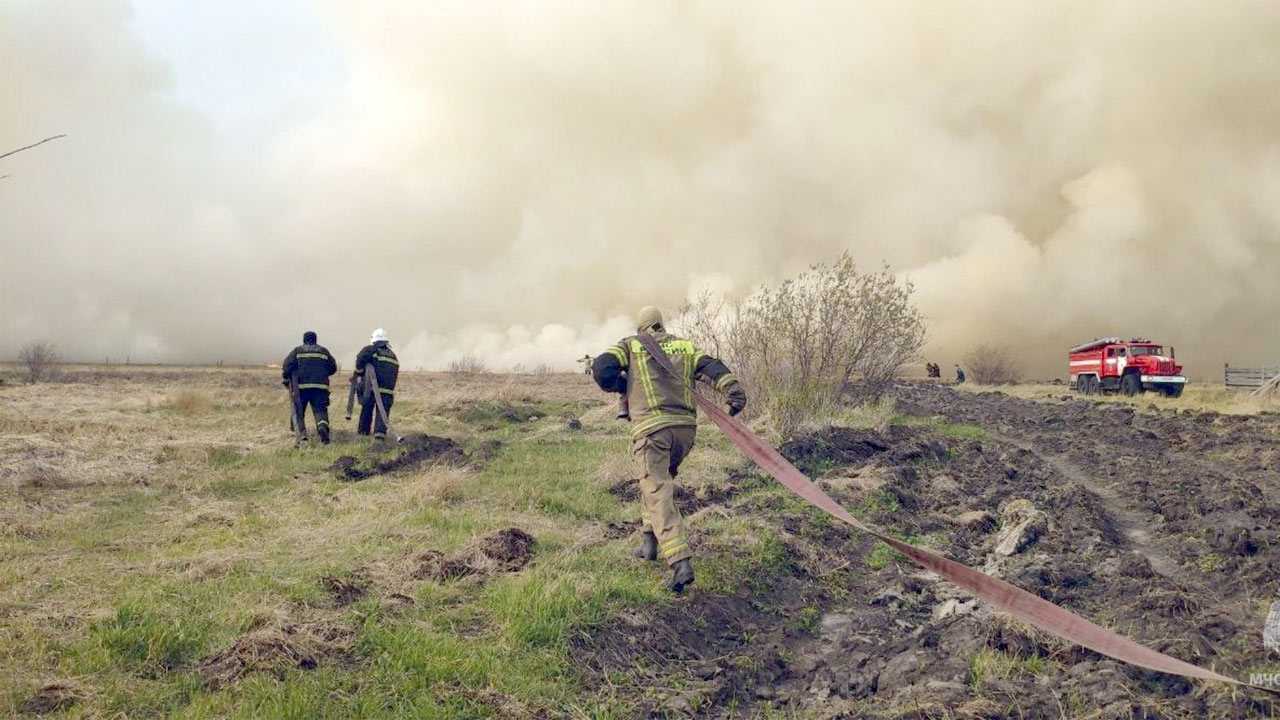 В Башкирии с 27 мая продолжают тушить пожар на мусорном полигоне