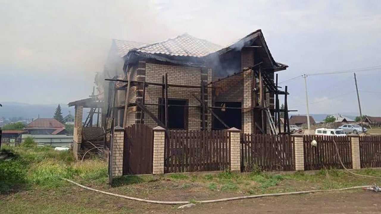 После удара молнии в Башкирии загорелся двухэтажный дом