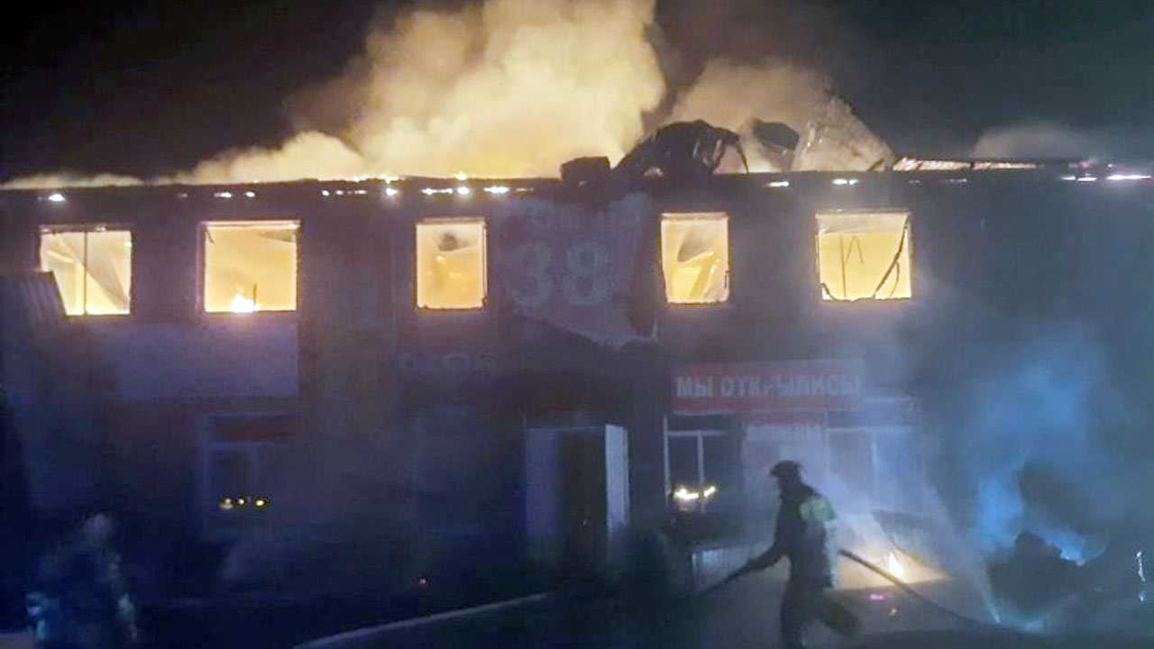 В Башкирии ночью сгорел торговый комплекс