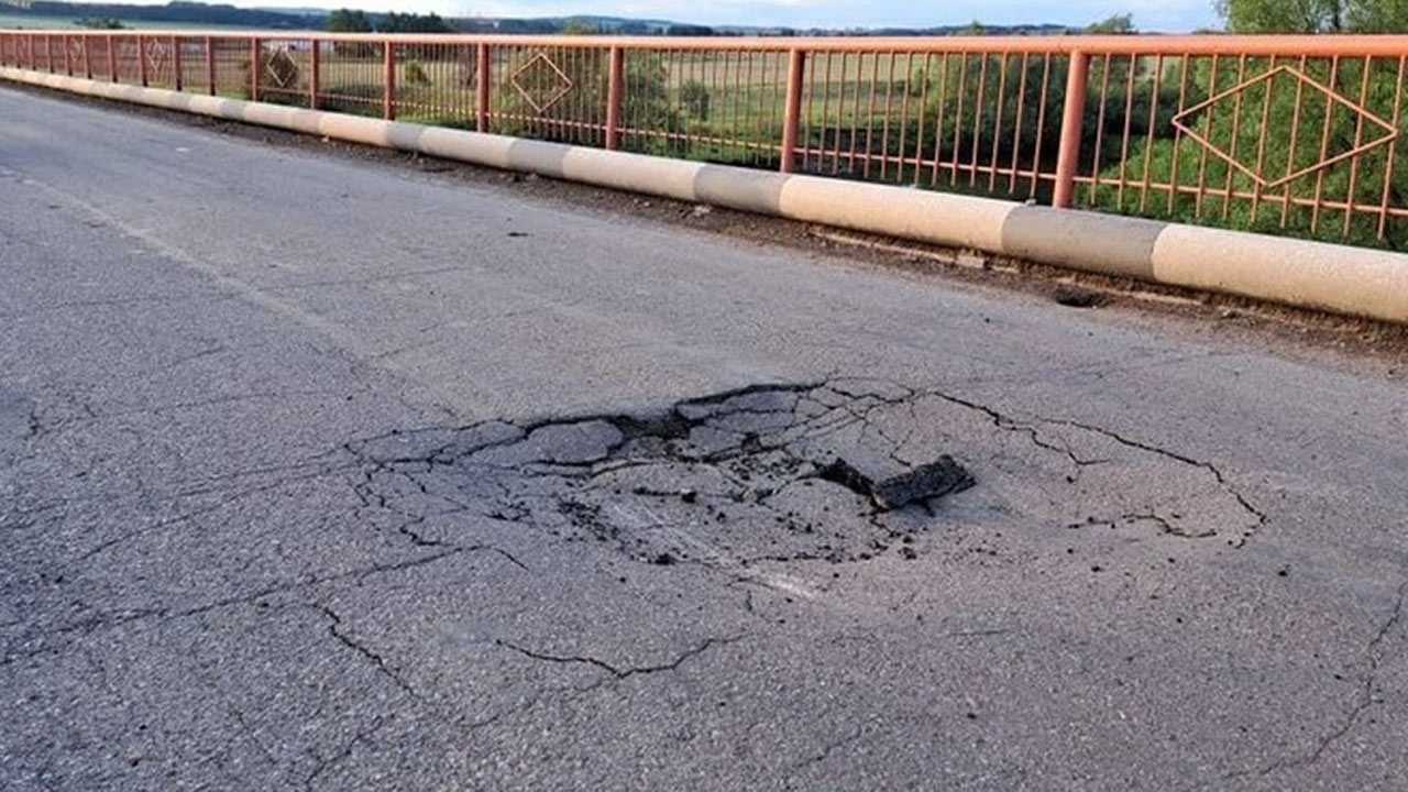 В Башкирии закрыли мост, на котором просел асфальт и появилась трещина