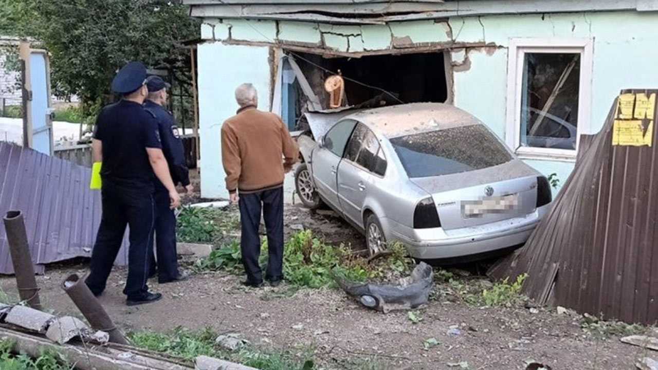 В Башкирии водитель разрушил чужой дом, врезавшись в него на своём автомобиле