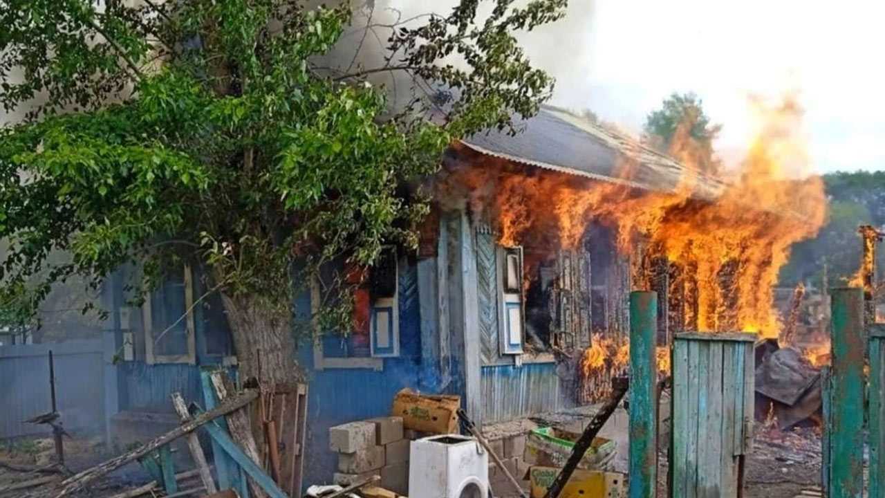 В Башкирии во время пожара в частном доме чуть не погибли 3 детей