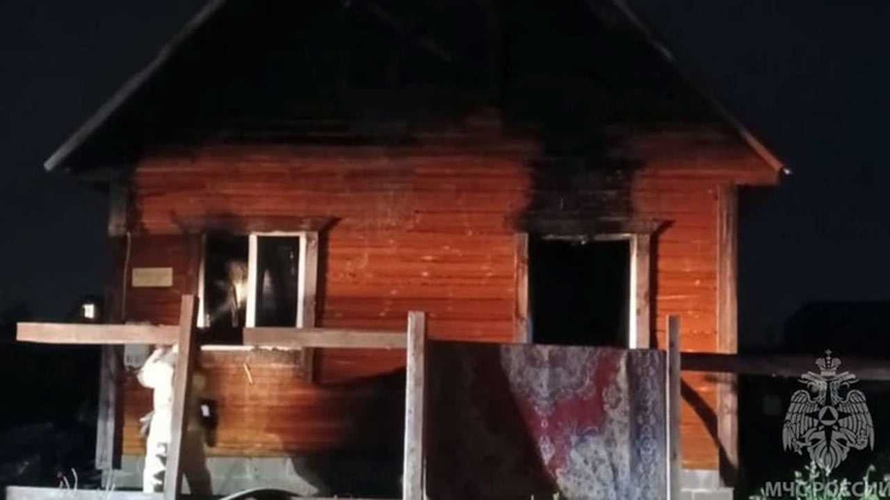 В Башкирии при тушении пожара в доме обнаружили тело женщины