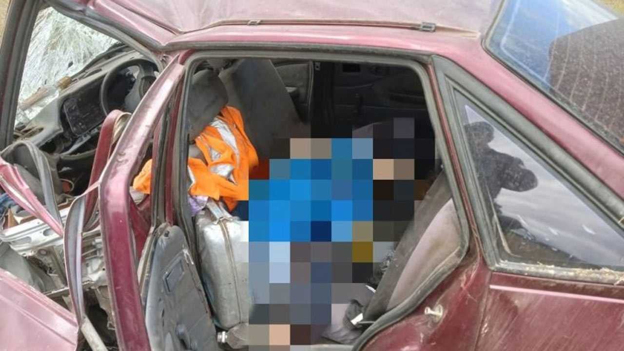 В Башкирии легковушка влетела в столб, погибли водитель и пассажир