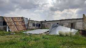В Башкирии ураганный ветер снес крышу фермы
