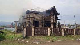 После удара молнии в Башкирии загорелся двухэтажный дом