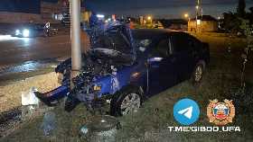 В Уфе водитель и пассажирка Lifan получили травмы, врезавшись в электроопору