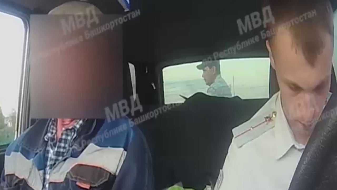 В Башкирии пьяный мотоциклист угрожал задушить полицейских (ВИДЕО)