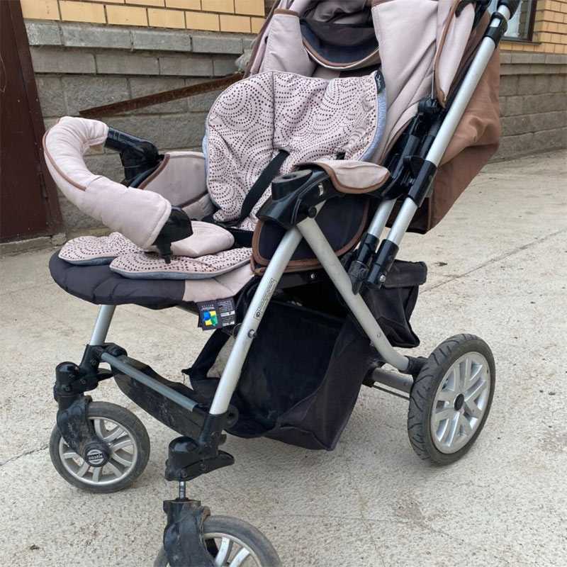 В Уфе припаркованный автомобиль задел коляску с ребенком
