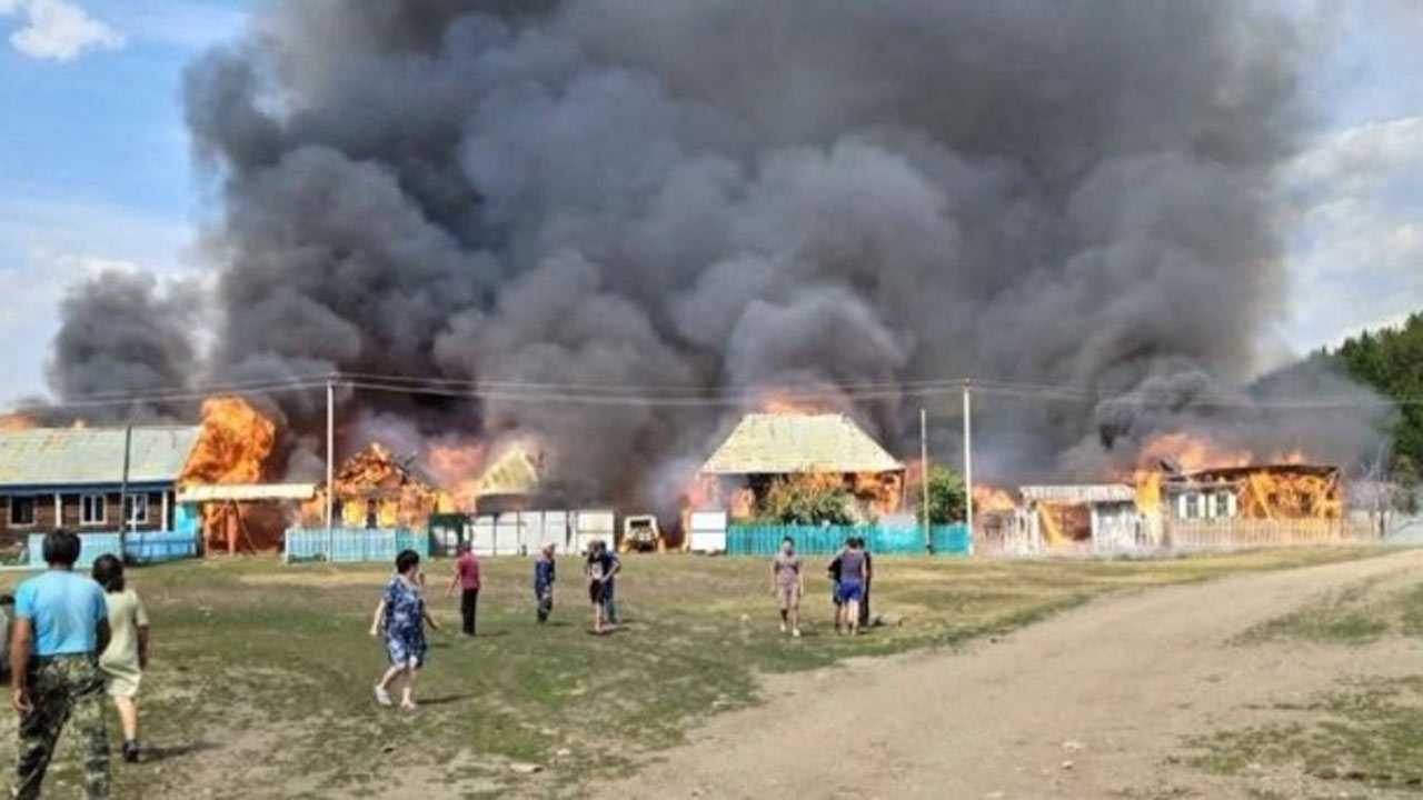 В Башкирии загорелись 4 личных хозяйства с домами и постройками