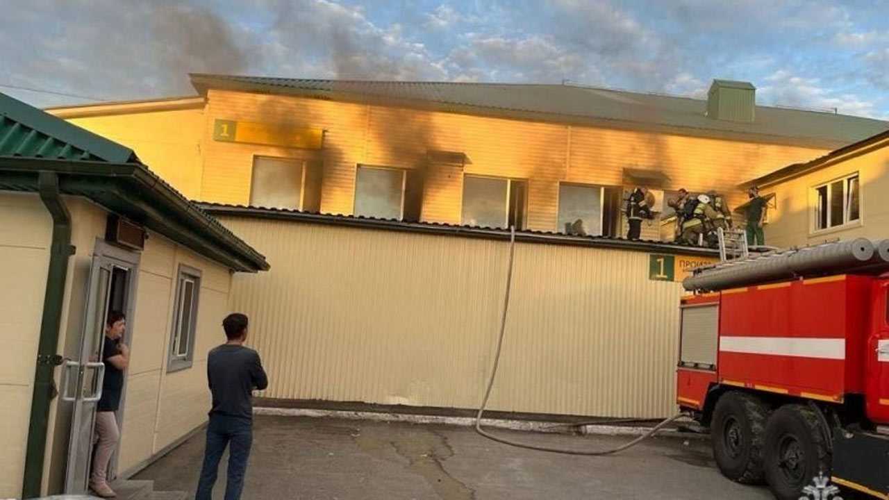 В Башкирии возник крупный пожар на предприятии по производству полимерных изделий