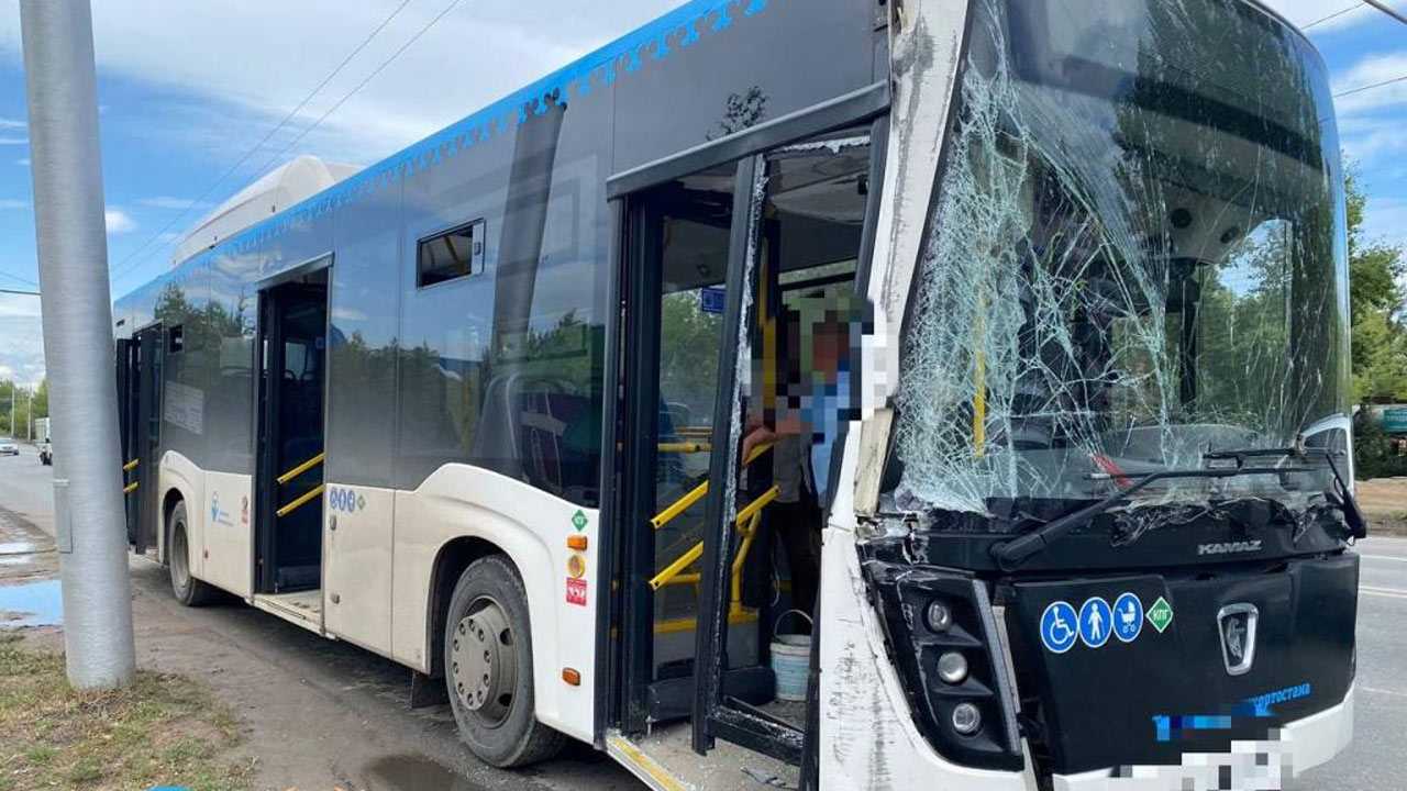 В Уфе автобус с 20 пассажирами врезался в столб