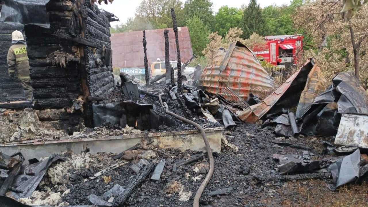 В Башкирии от удара молнии загорелся дом: пострадали 2 человека