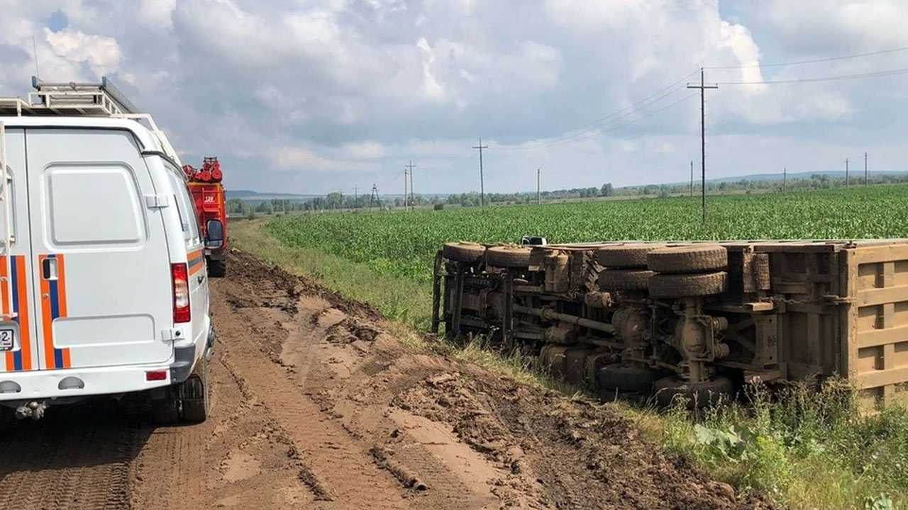В Башкирии на трассе опрокинулся грузовик FAW J6