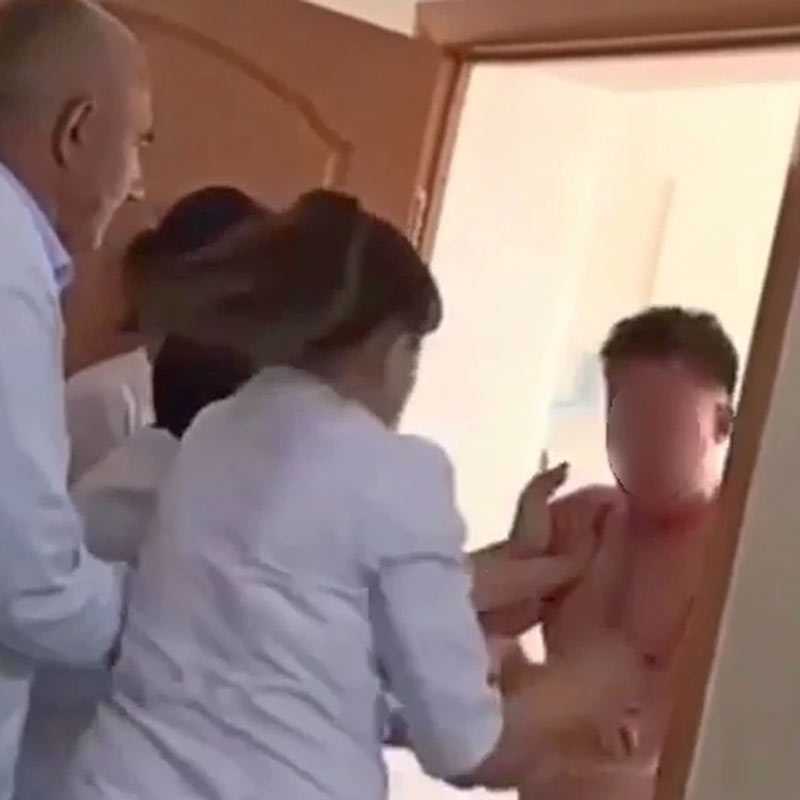 В Башкирии мужчина залез в окно больницы с криками, что его едят черви