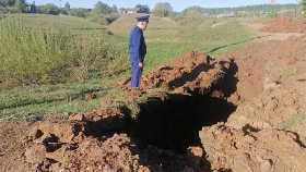 В Башкирии рабочего завалило землей в двухметровой траншее