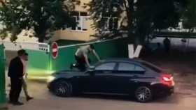 В Башкирии толпа сельчан набросилась на водителя BMW (ВИДЕО)