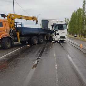 В Башкирии в массовой аварии с двумя грузовиками, Hyundai Santa Fe и Toyota RAV4 погиб мужчина