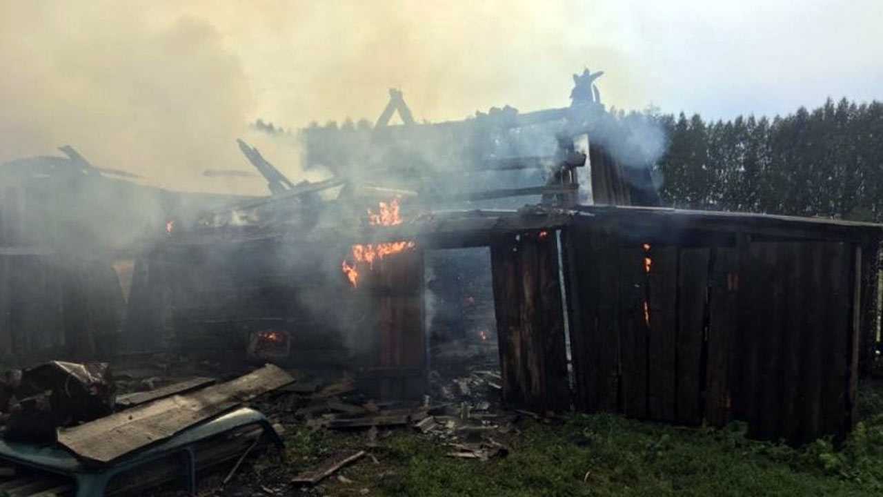 В Башкирии из-за удара молнии сгорели баня и сарай