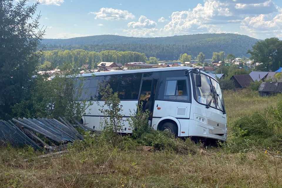 В Башкирии в ДТП попал экскурсионный автобус с пенсионерами