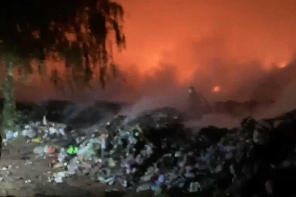 В Башкирии загорелся мусорный полигон (видео)
