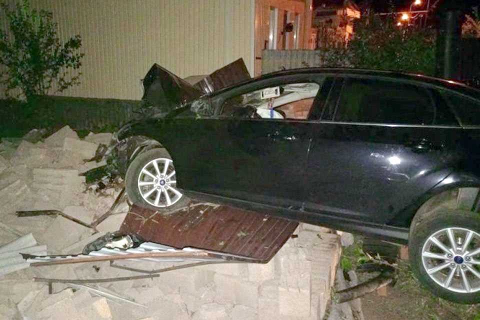 В Башкирии иномарка влетела во двор частного дома, пострадали два человека