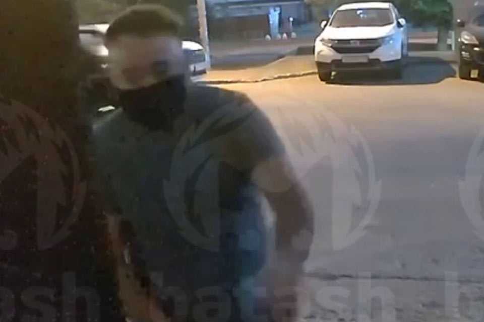 В Уфе неадекватный мужчина напугал девушку в подъезде жилого дома (видео)