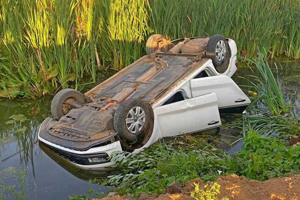 В Башкирии водитель легковушки опрокинулся в болото и погиб